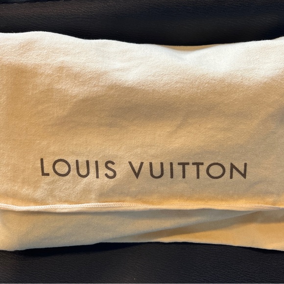 Authentic Louis Vuitton Epi Pochette - Picture 2 of 11